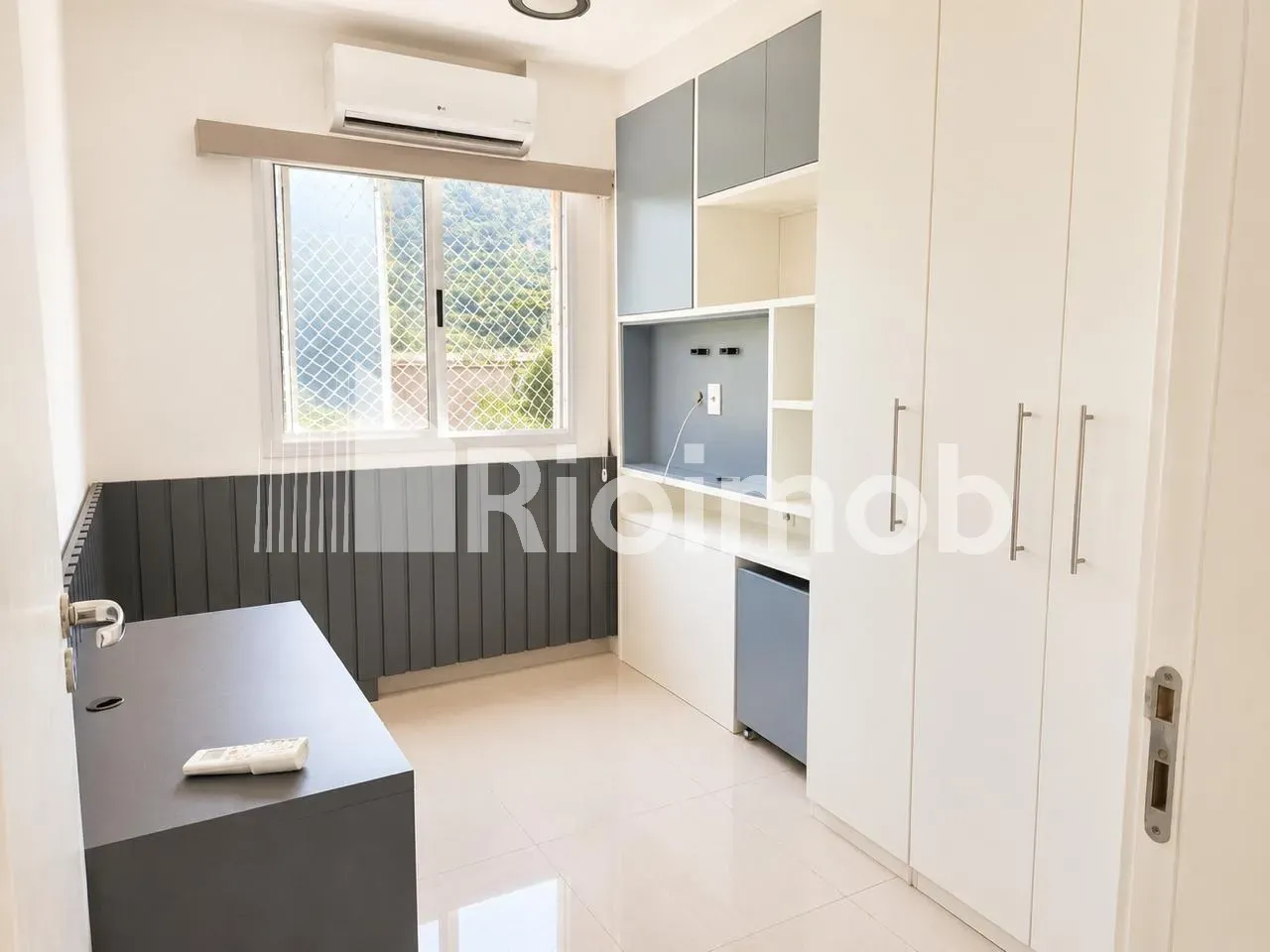 4-bedroom apartment with a mountain view in Rio de Janeiro — photo 12