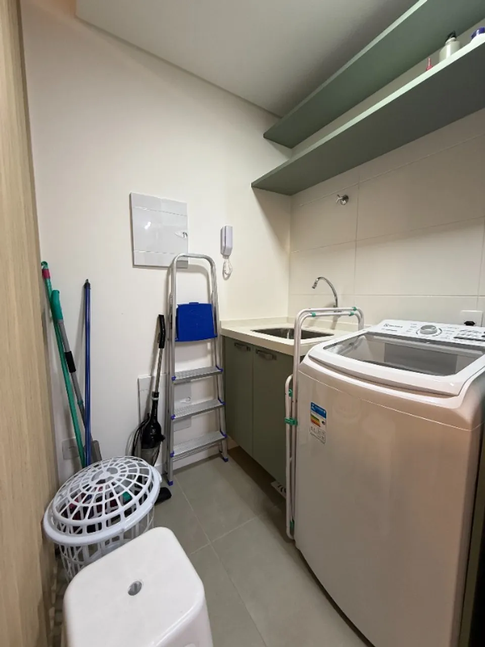 One-bedroom apartment with a washing machine — photo 4