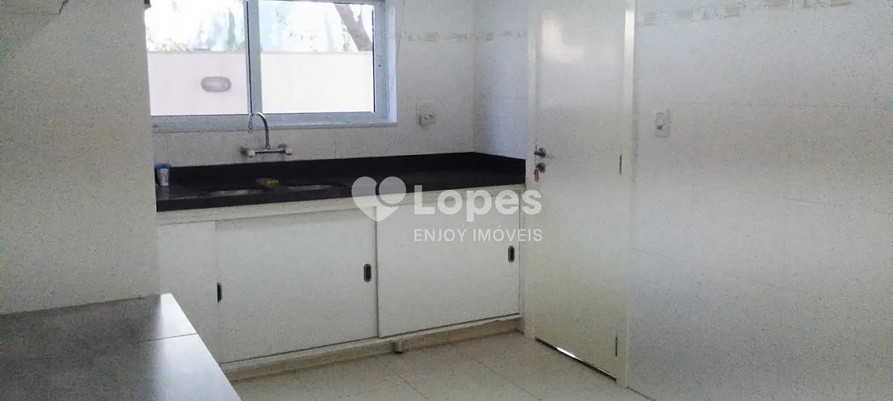 House with 5 bedrooms, 5 bathrooms and separate laundry — photo 4