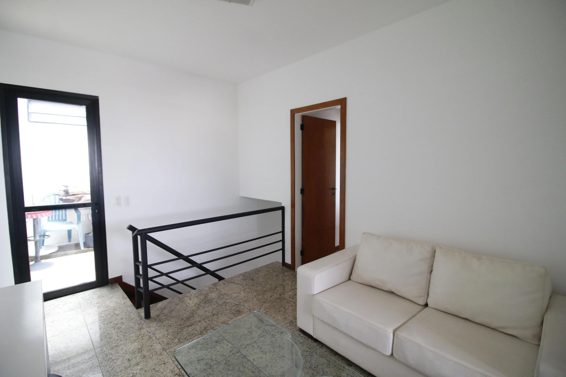Balcony with a grill in a 4-bedroom apartment, 172 m² — photo 48