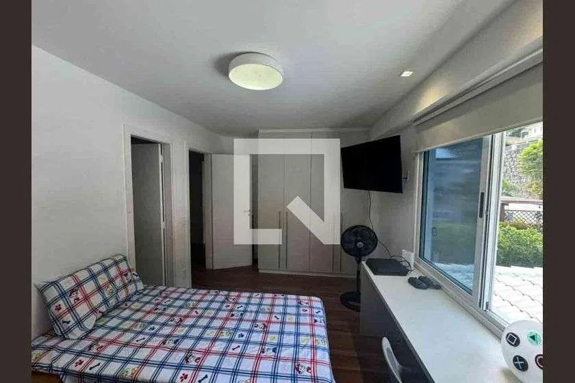 Floor-to-ceiling windows in a 6-bedroom house, 290 m² — photo 22