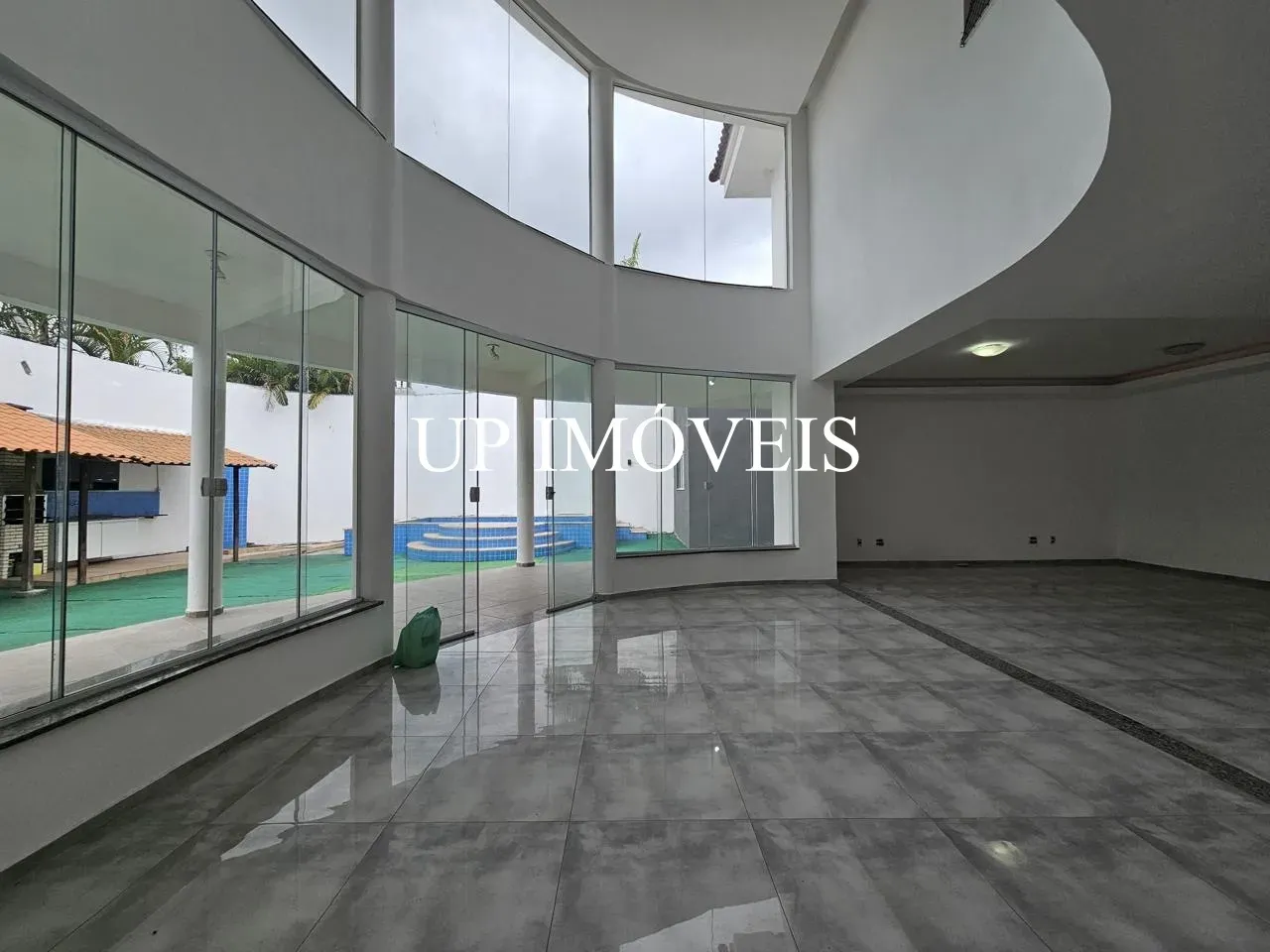 450 m² house with 6 bedrooms, 5 suites and 4 parking spots