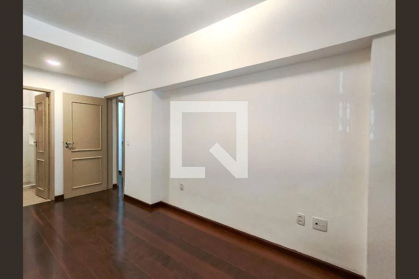 Rental house with 5 bedrooms and a balcony — photo 17