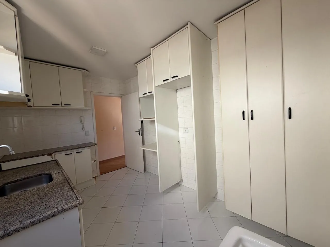 Квартира з 3 спальнями та дерев'яною підлогою або ламінатом — photo 2