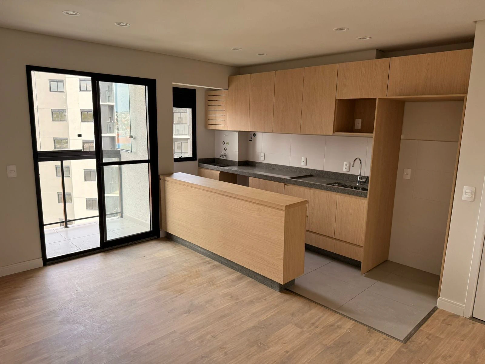 Balcony with a grill in a 2-bedroom apartment, 49 m² — photo 5