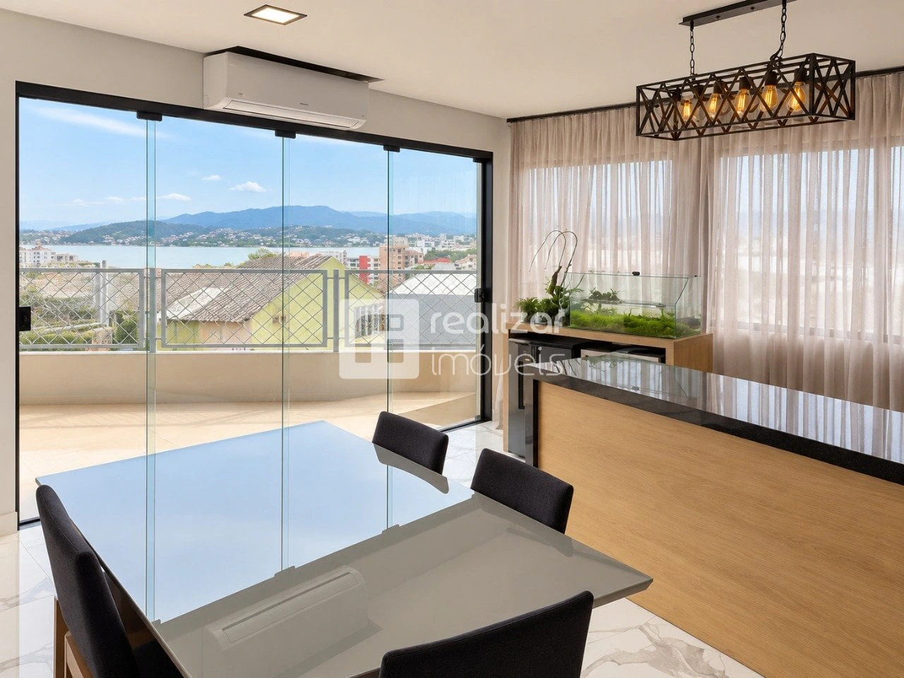 Floor-to-ceiling windows in a 4-bedroom house, 292 m² — photo 17
