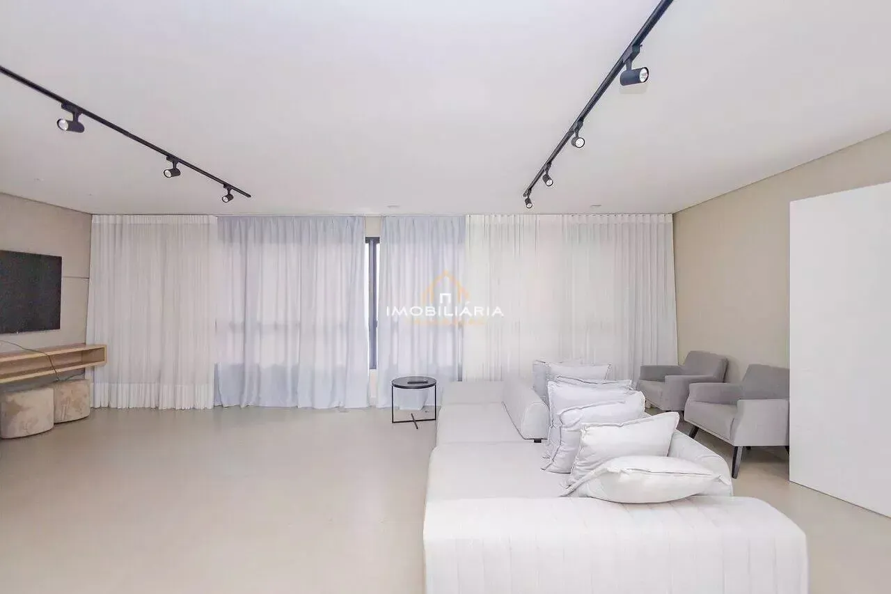 One-bedroom apartment in a building with a coworking space