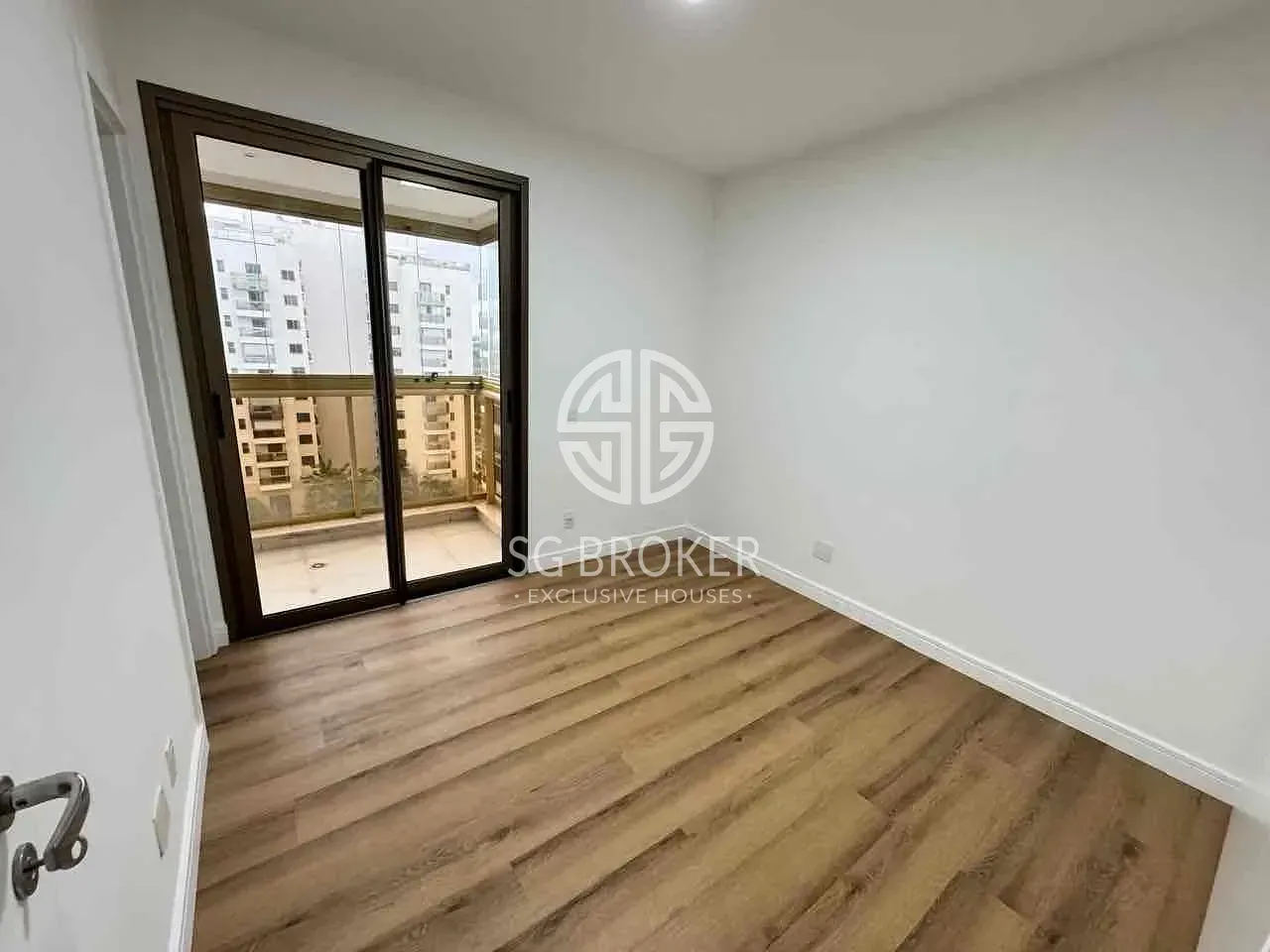 Apartment with views of the city and mountains — photo 29
