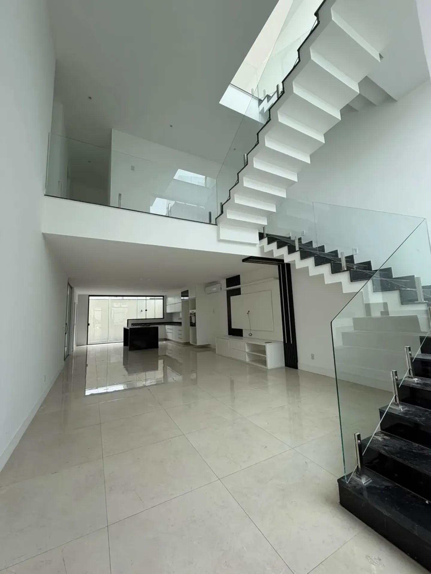 House, 370 m², with floor-to-ceiling windows — photo 10
