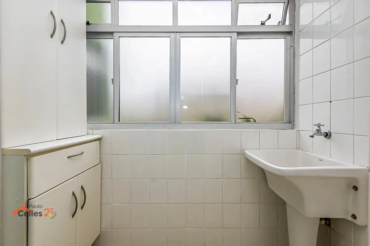 3-bedroom apartment with wood or laminate floors in Curitiba — photo 12