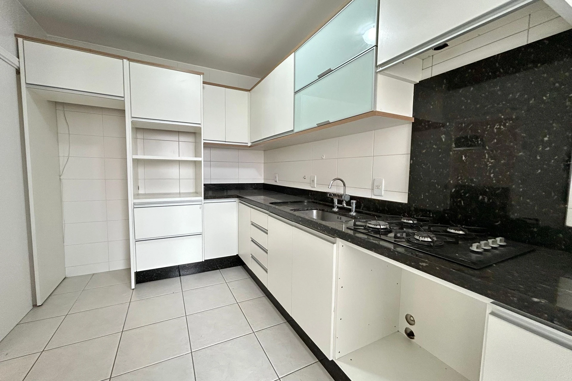 2-bedroom apartment in a building with a gym — photo 37