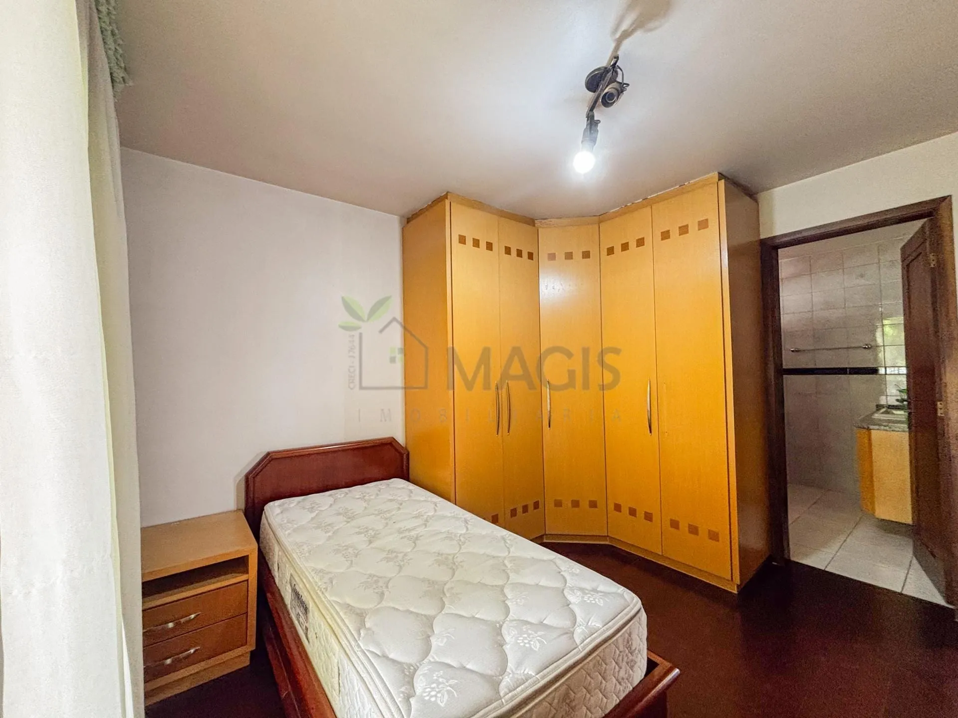 House with 5 bedrooms and 13 parking spaces across 2 floors — photo 20