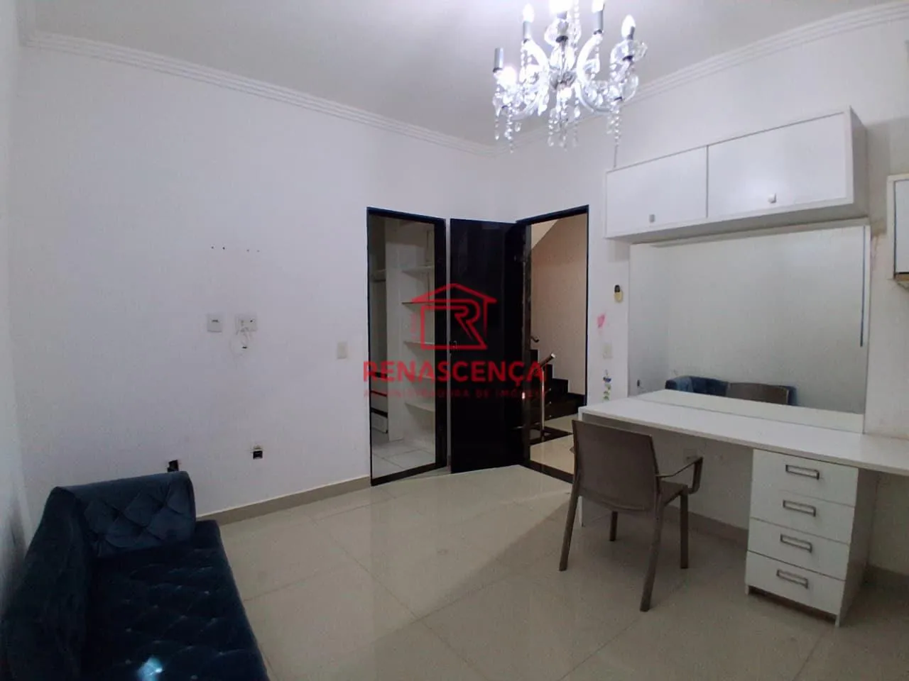 Гардеробная и 4 спальни: дом 323 м² — photo 16