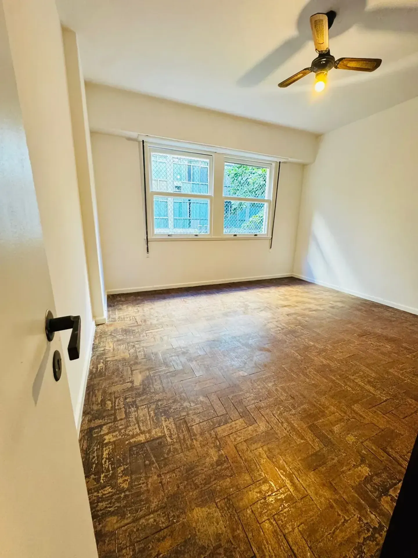 Wood or laminate floors in a 3-bedroom apartment, 129 m² — photo 23