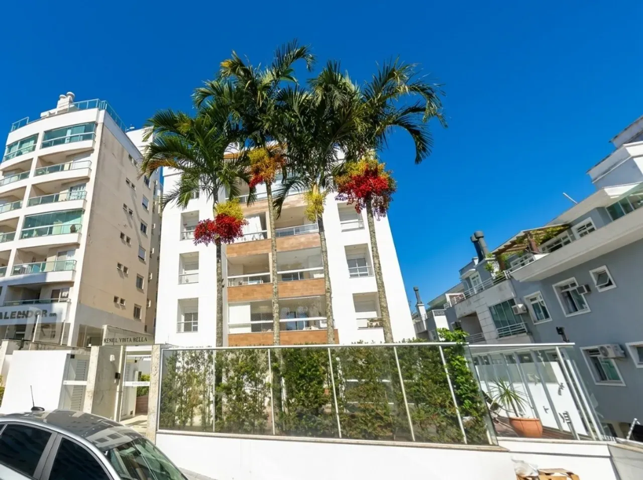 204 m² apartment with built-in grill on the balcony — photo 15