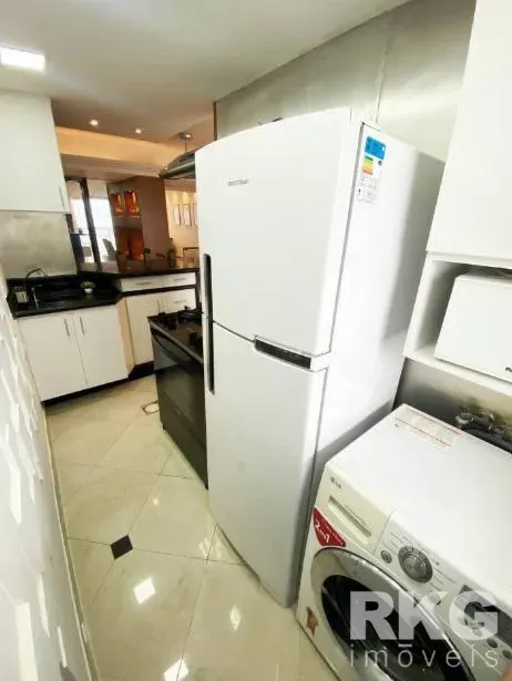 Furnished 2-bedroom apartment with an open-plan kitchen — photo 2