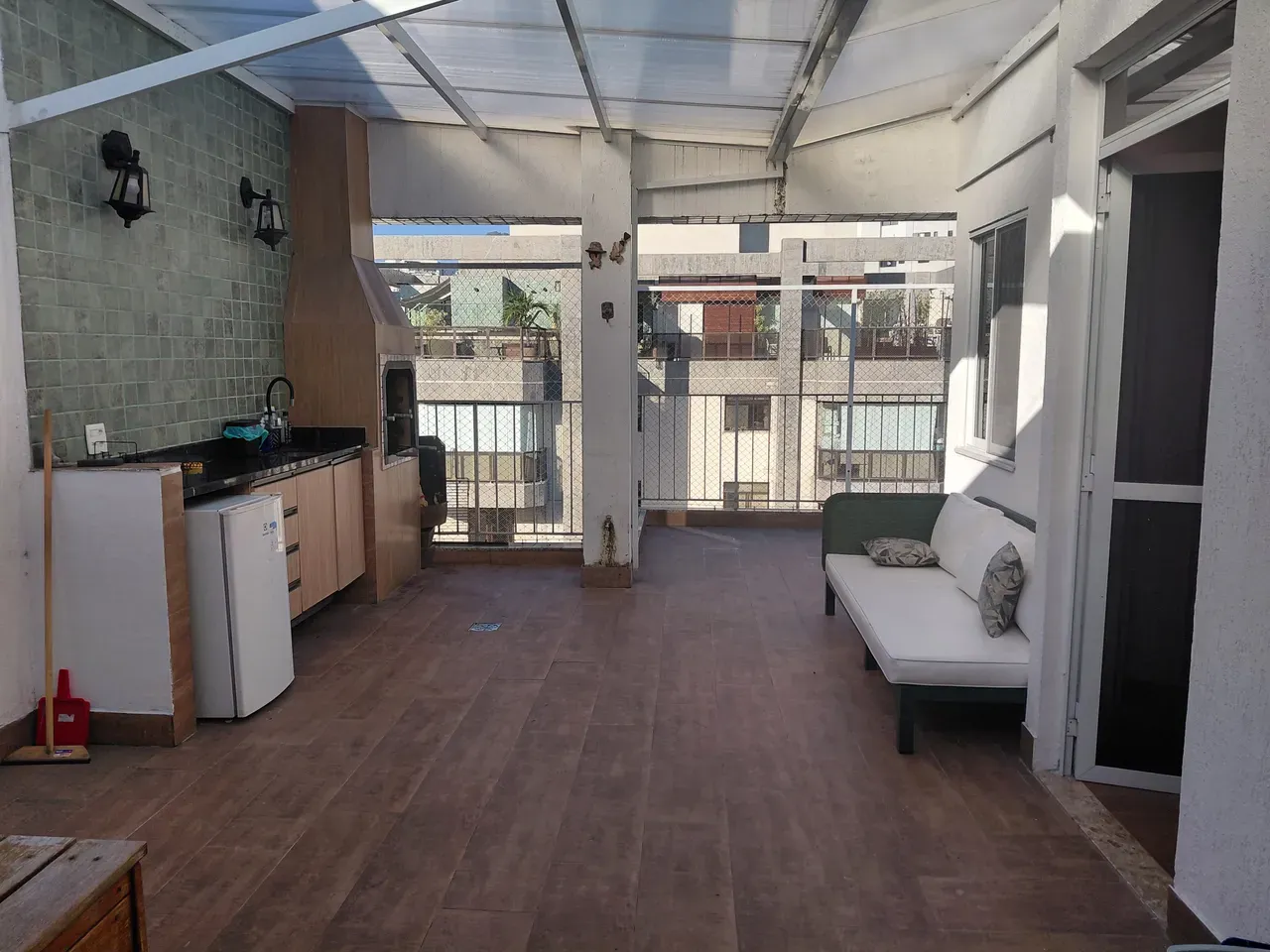 Furnished 3-bedroom apartment with glass balcony — photo 33