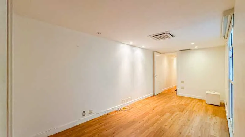 Floor-to-ceiling windows in a 4-bedroom apartment, 266 m² — photo 20