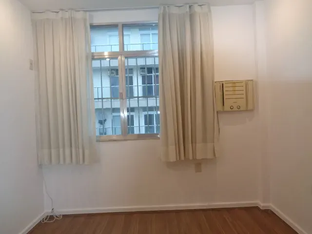2-bedroom apartment with wood or laminate floors — photo 4