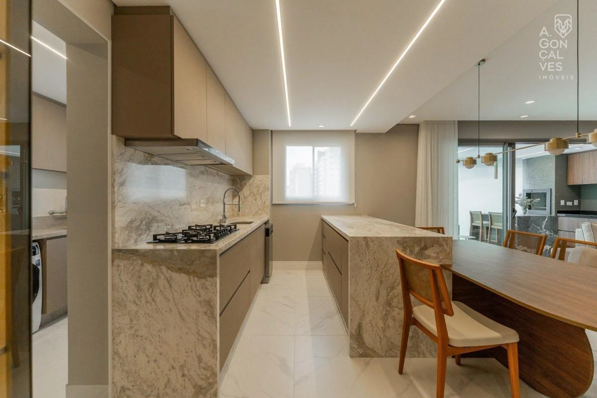 Furnished apartment, 139 m², with a glass-enclosed balcony — photo 2