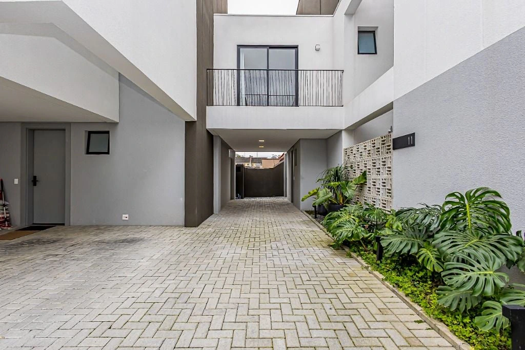 Floor-to-ceiling windows in a 3-bedroom house, 137 m² — photo 20