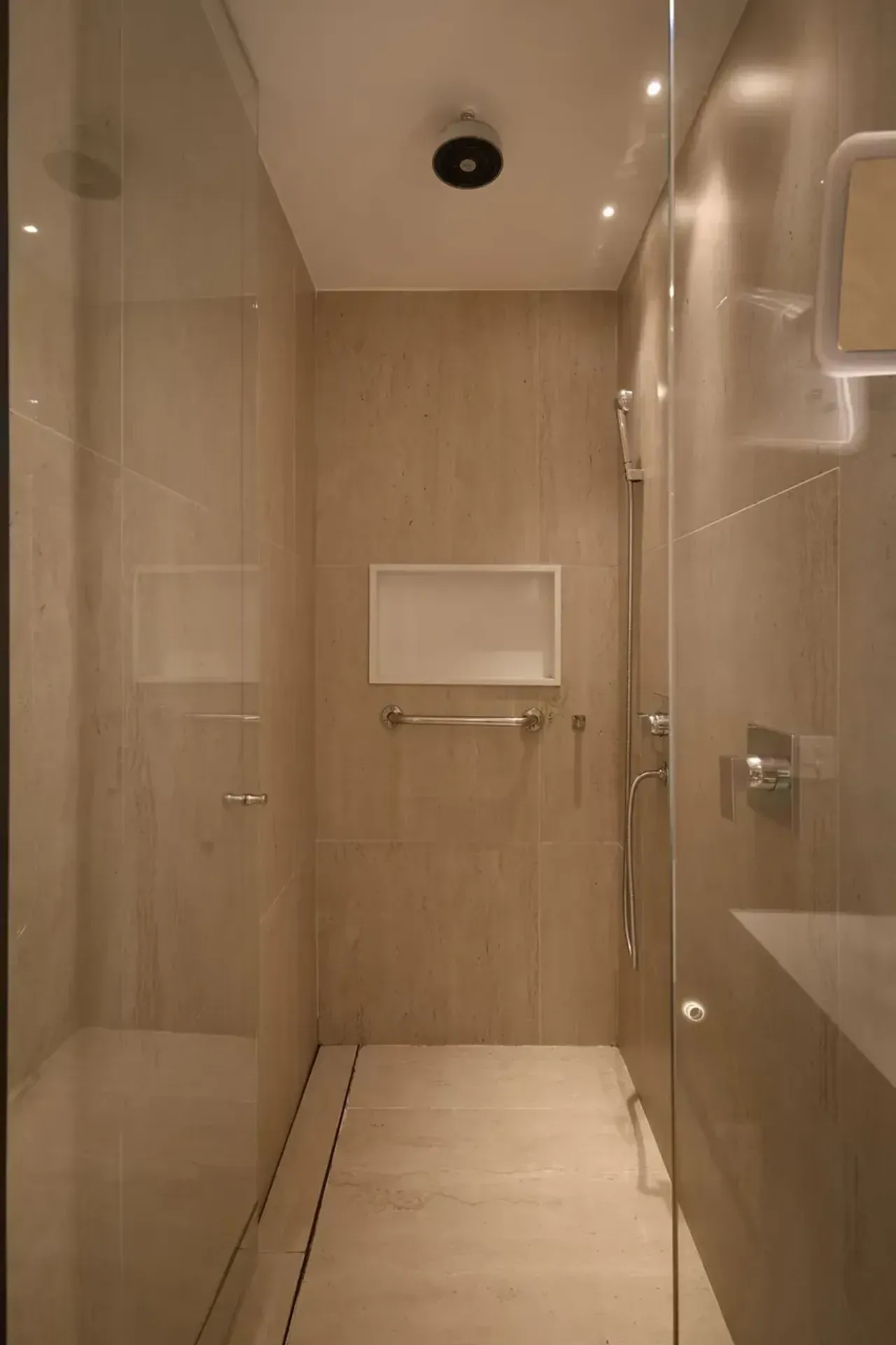 Unfurnished 2-bedroom apartment with 3 bathrooms — photo 26