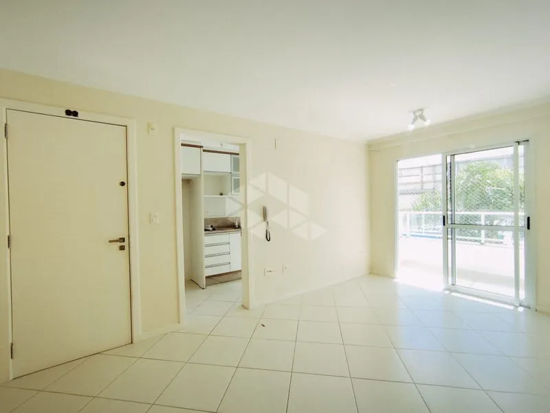 Apartamento de 3 quartos em condomínio com piscina