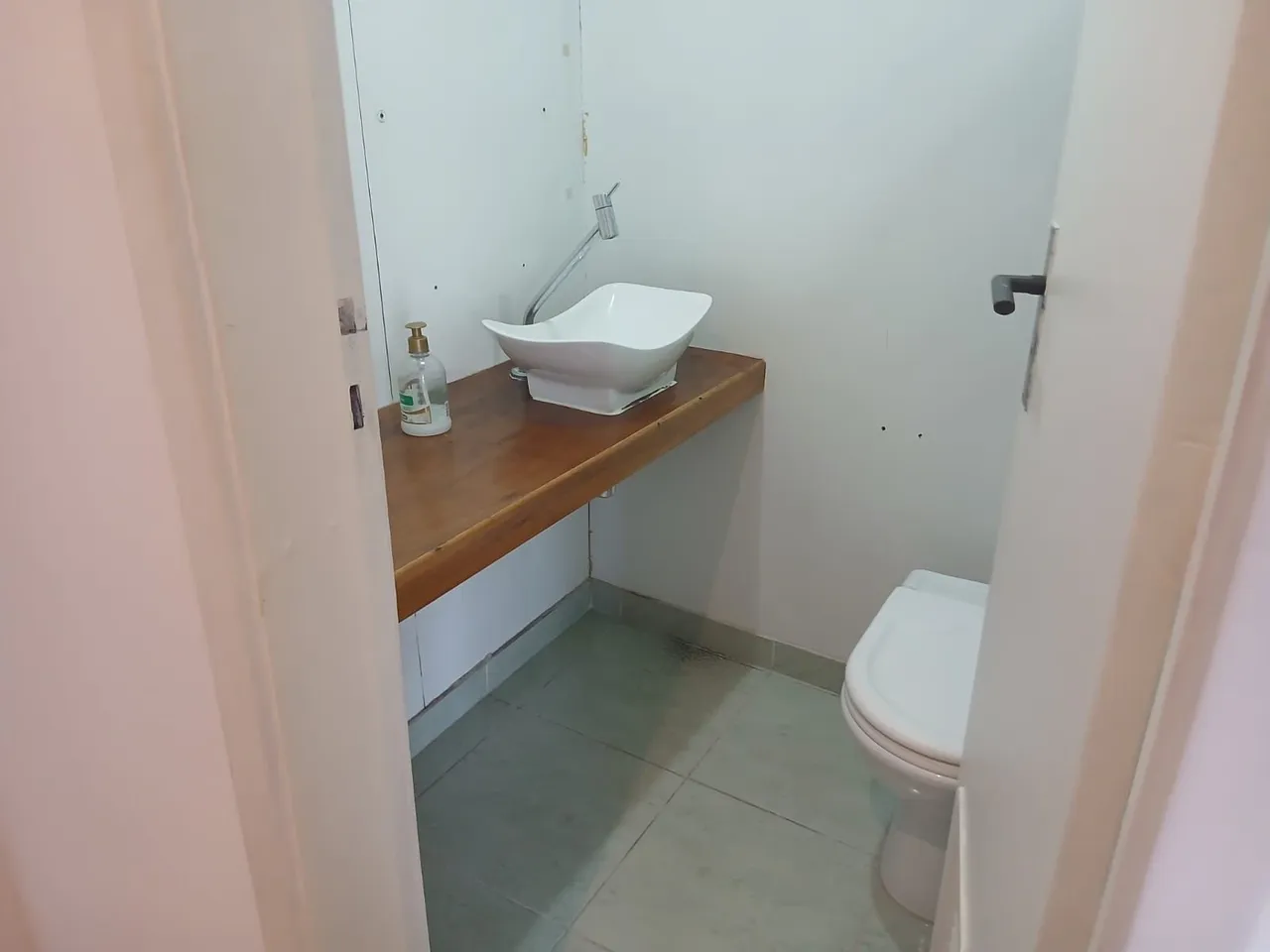 Furnished 4-bedroom apartment with a gas stove kitchen — photo 11