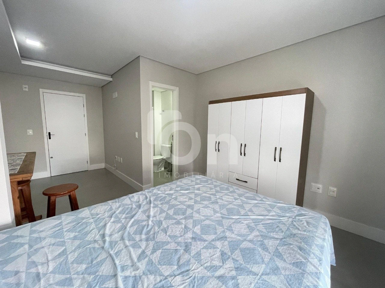 One-bedroom apartment in a building with a coworking space — photo 13