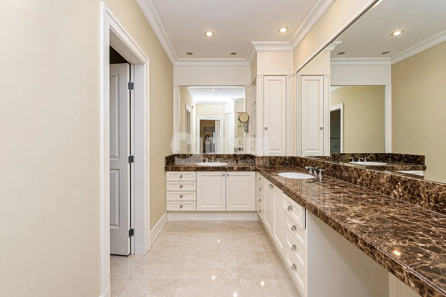 589 m² house with a bathtub and a water view — photo 55