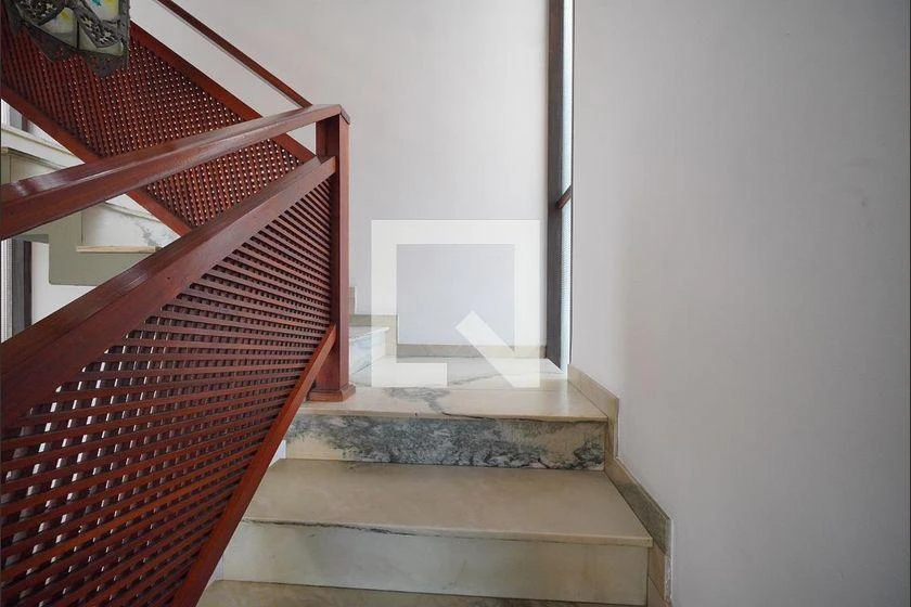 Furnished 4-bedroom house with 300 m² and 2 suites