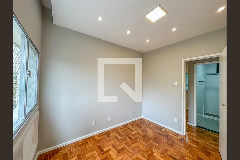 One-bedroom apartment with wood or laminate floors — photo 17