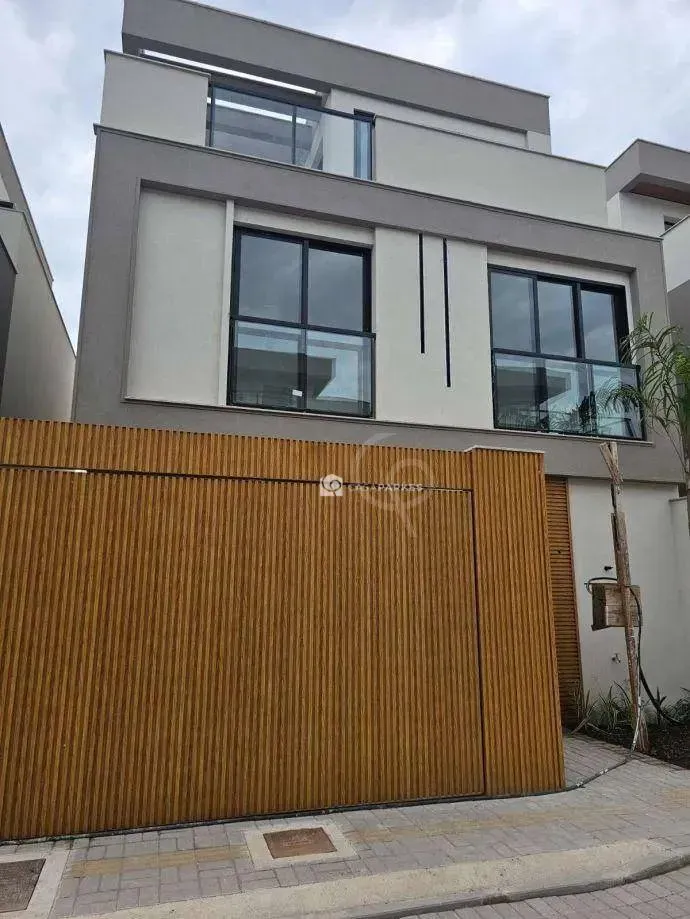 House with 4 bedrooms and 5 bathrooms, 398 m²