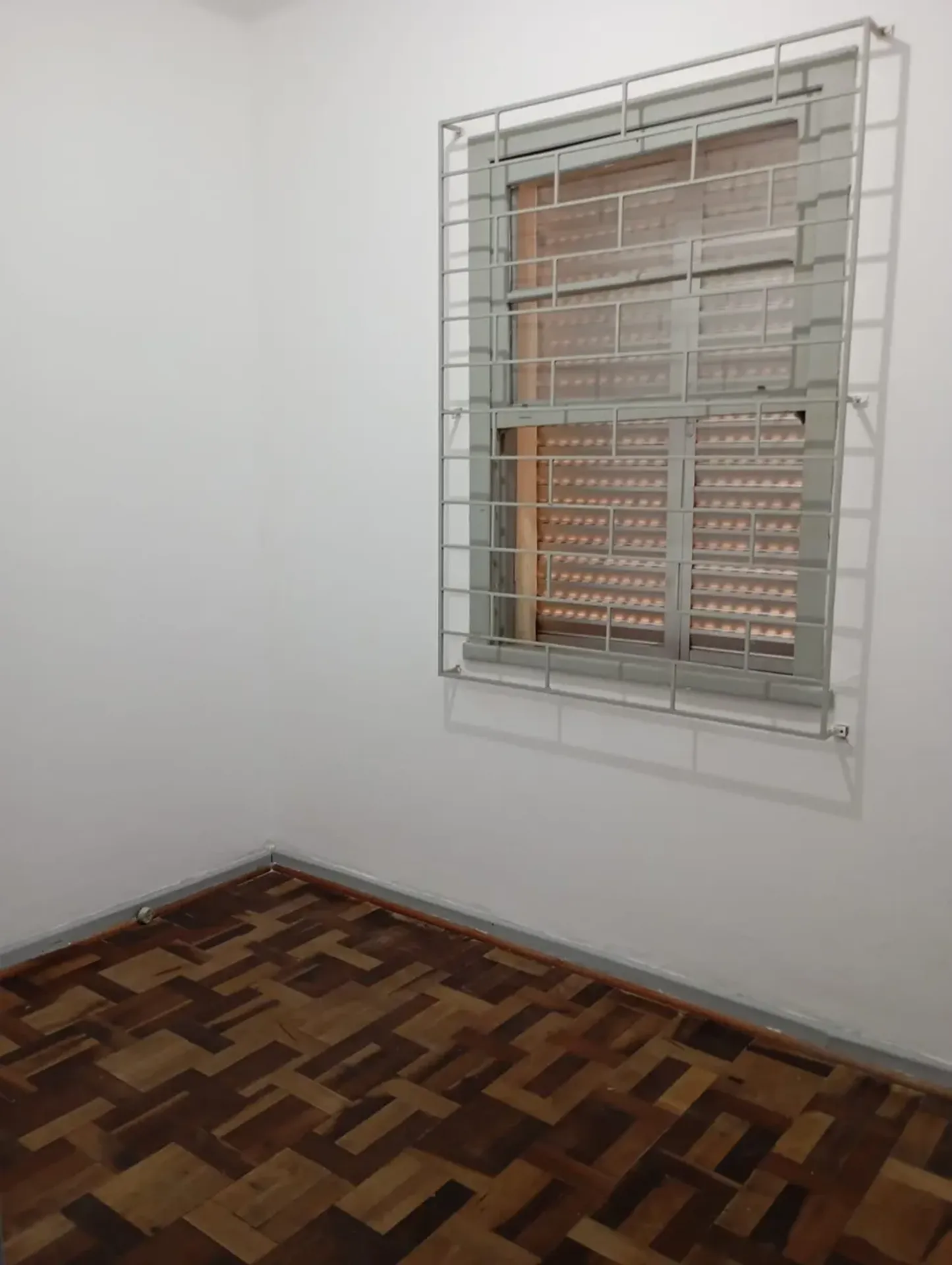 Wood or laminate floors in a 4-bedroom apartment, 110 m² — photo 12