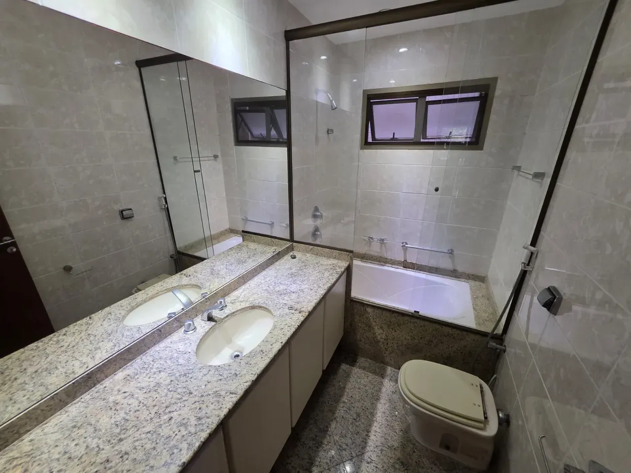 3-bedroom apartment with a bathtub — photo 29