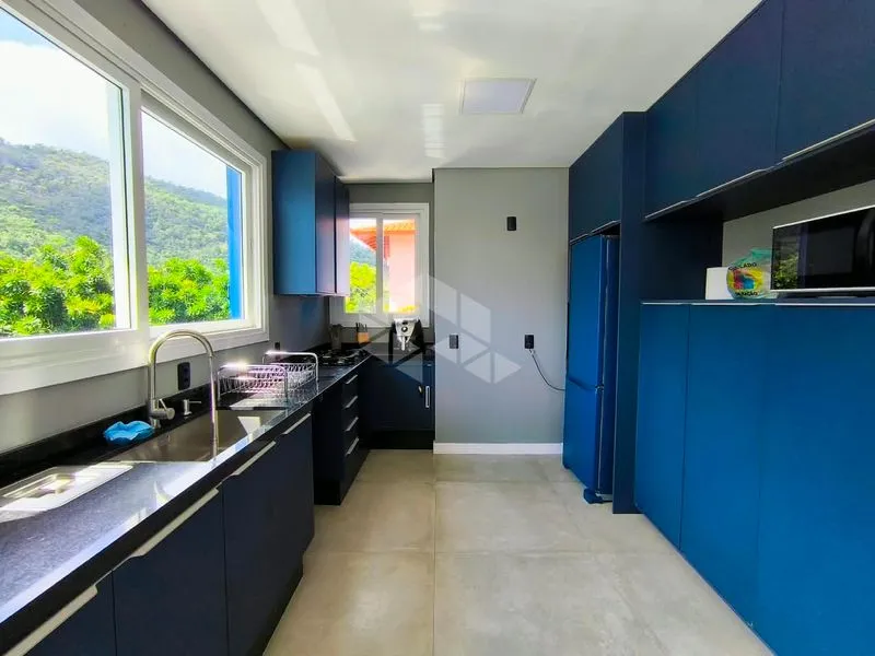 4-bedroom house with floor-to-ceiling windows — photo 18