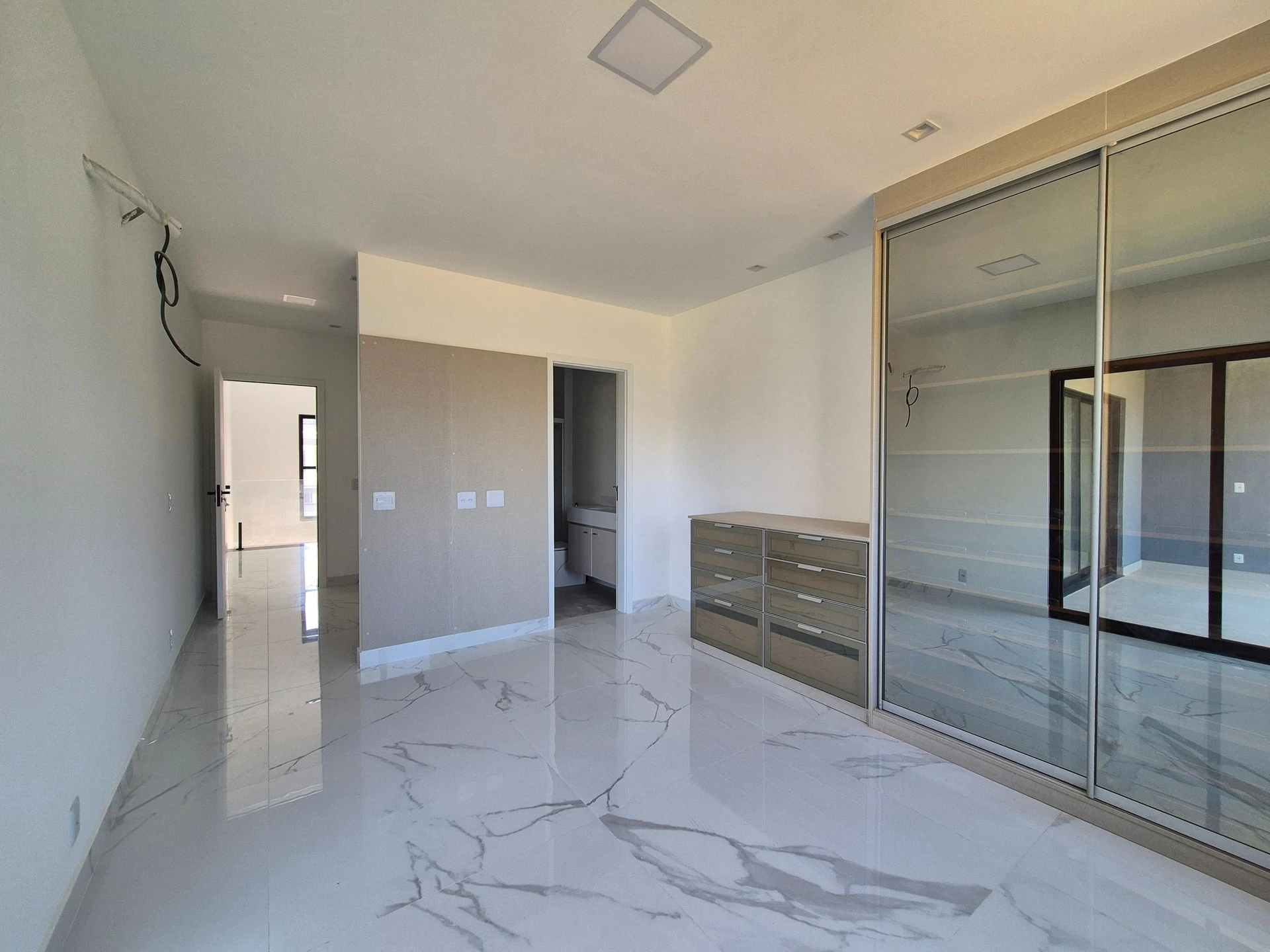 Ventanales de piso a techo y 5 dormitorios: casa de 403 m² — photo 20