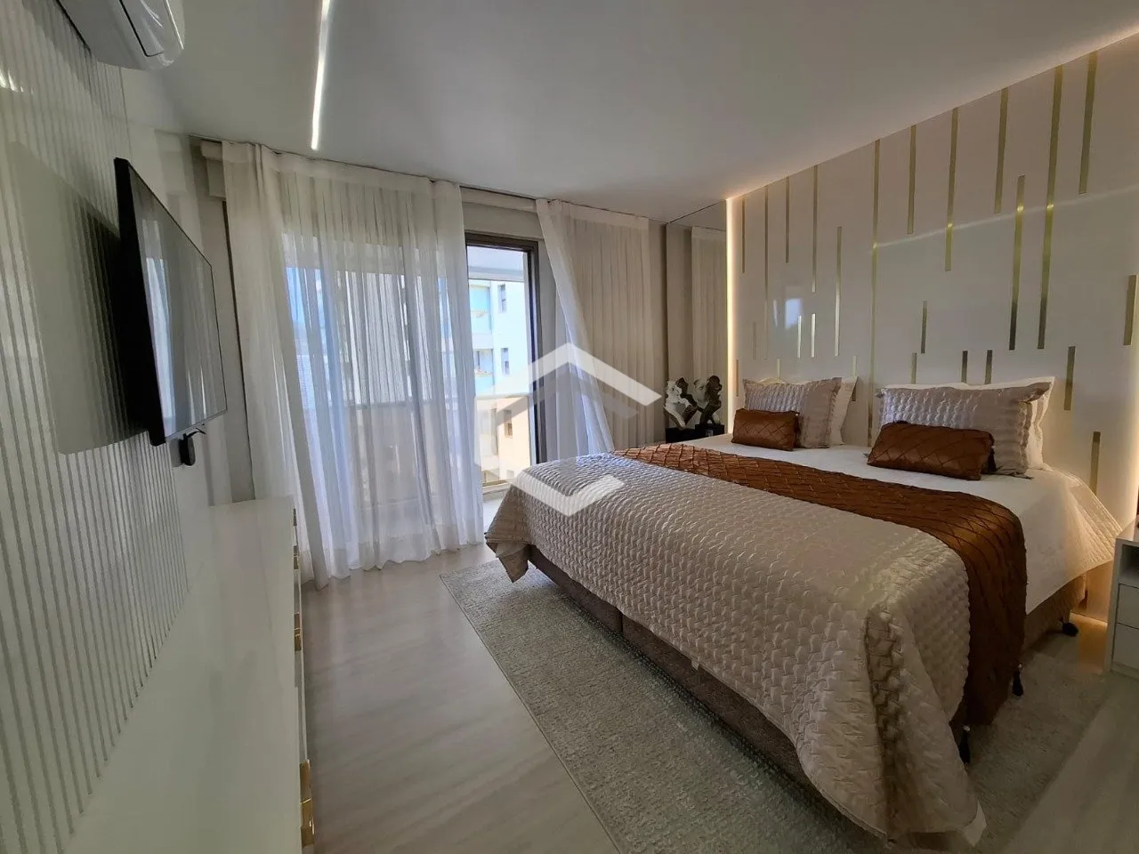 217 m² apartment with a mountain view and a private pool — photo 65
