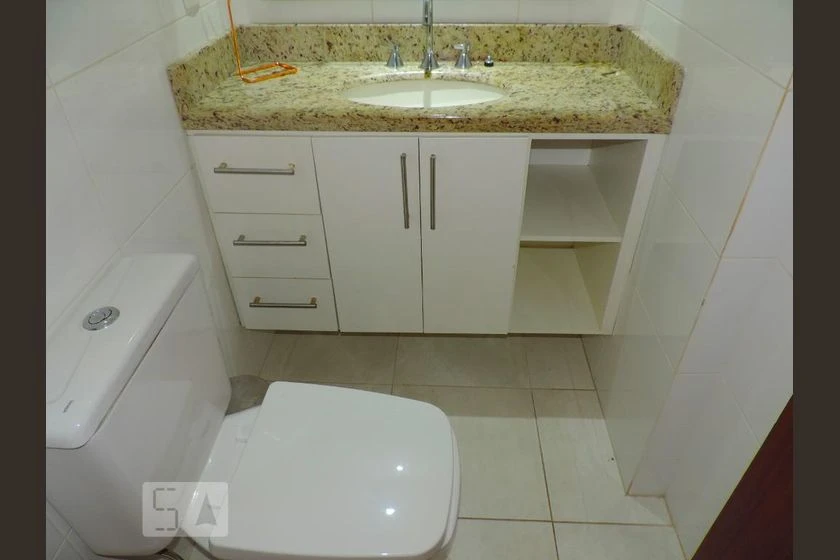 Apartamento con balcón acristalado y cocina abierta — photo 8