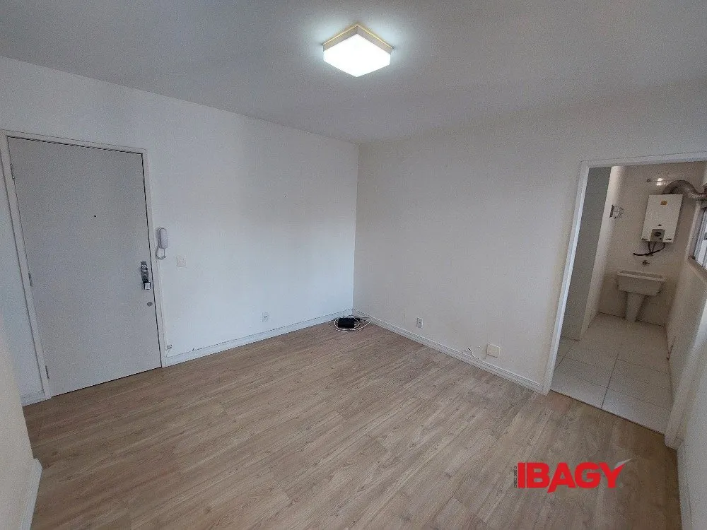 Apartamento de 1 dormitorio con cocina cerrada y plaza — photo 6