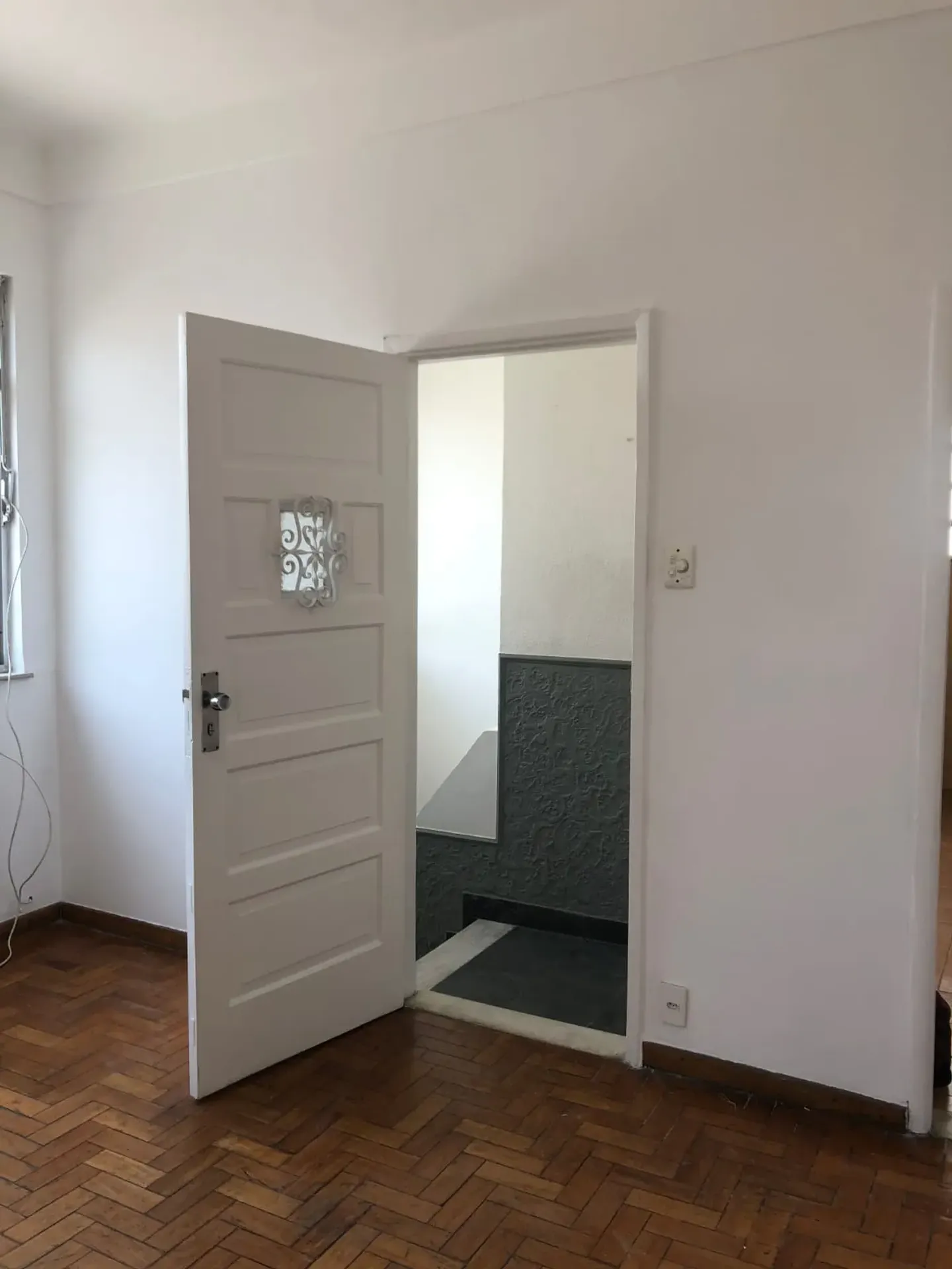 Wood or laminate floors in a 2-bedroom apartment, 82 m² — photo 13