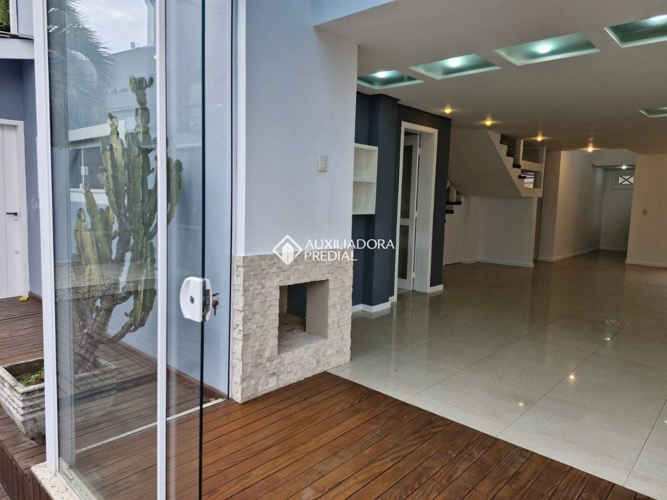 4-bedroom house with a fireplace in Florianópolis — photo 15