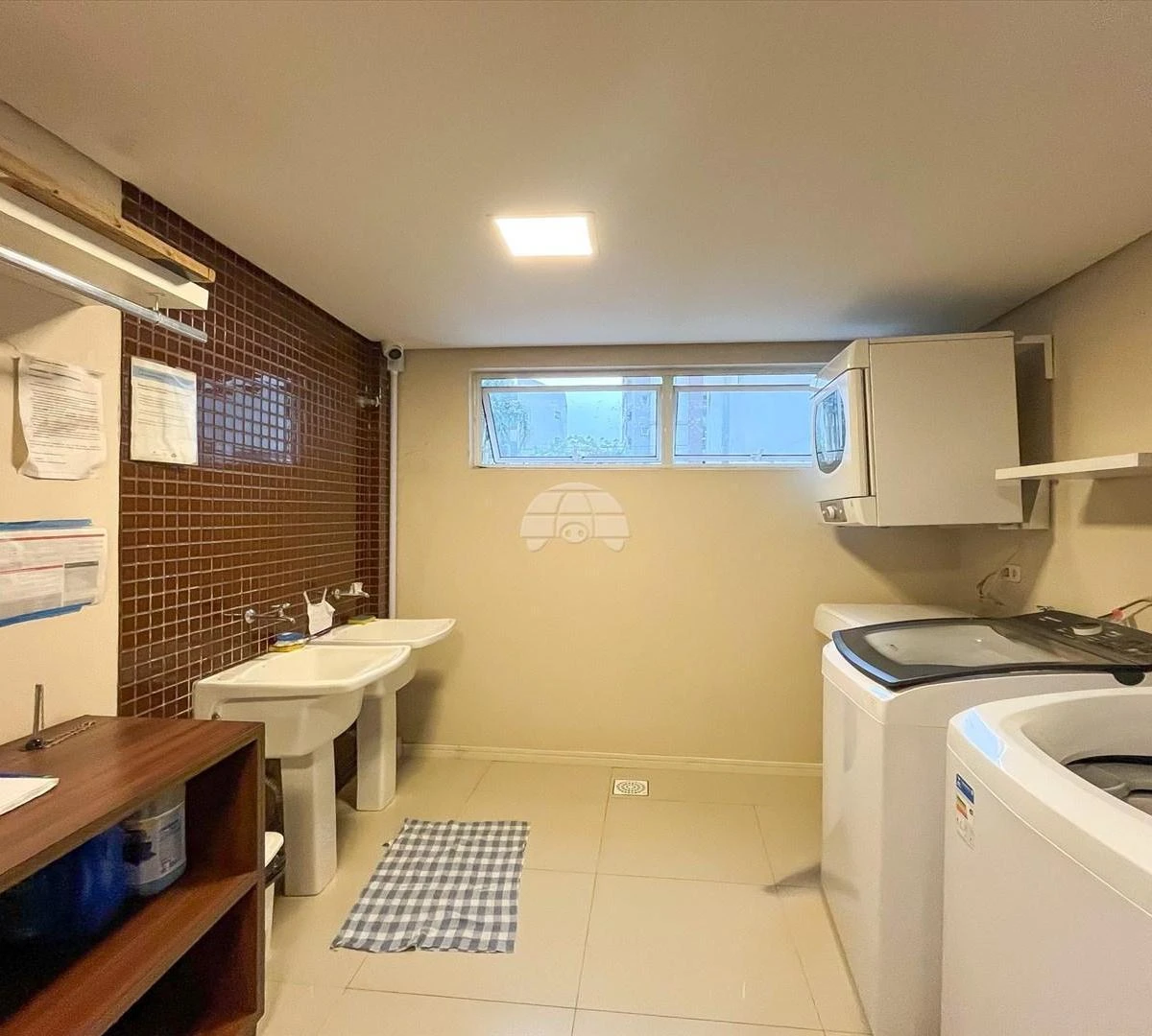 One-bedroom apartment with a dryer — photo 25