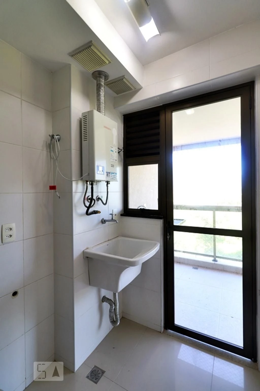 Balcony with a grill in a 3-bedroom apartment, 80 m² — photo 24