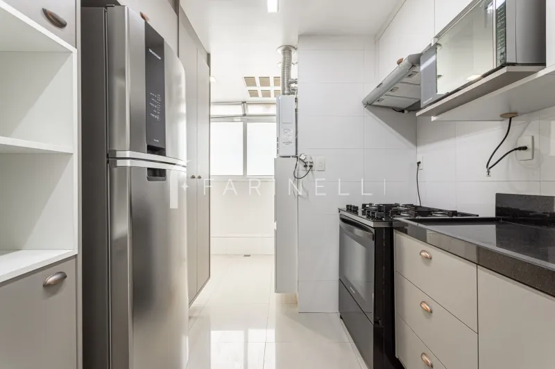 Glass-enclosed balcony in a 3-bedroom apartment, 136 m² — photo 3