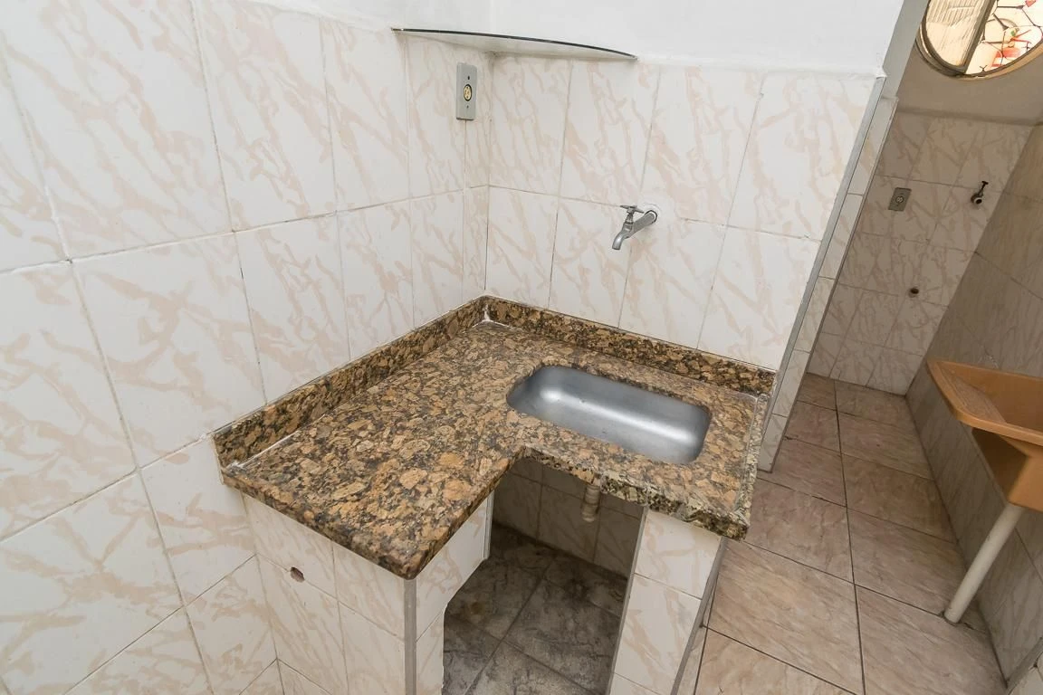 Unfurnished apartment with 2 bedrooms and a laundry area — photo 9