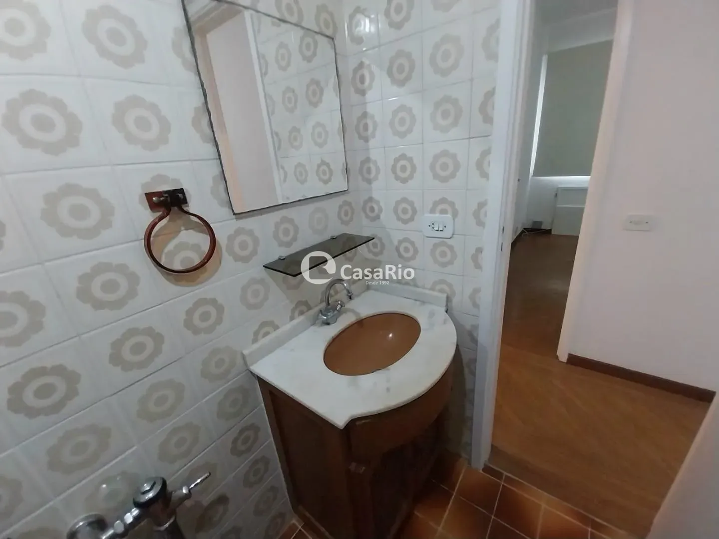 2-bedroom apartment with wood or laminate floors — photo 2