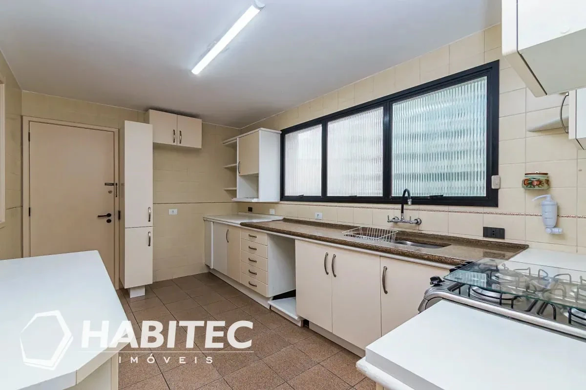 3-bedroom apartment with wood or laminate floors — photo 8
