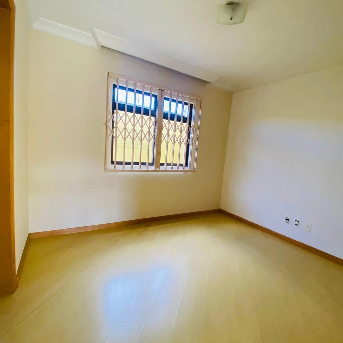 3-bedroom house with a glass-enclosed balcony in Curitiba — photo 13