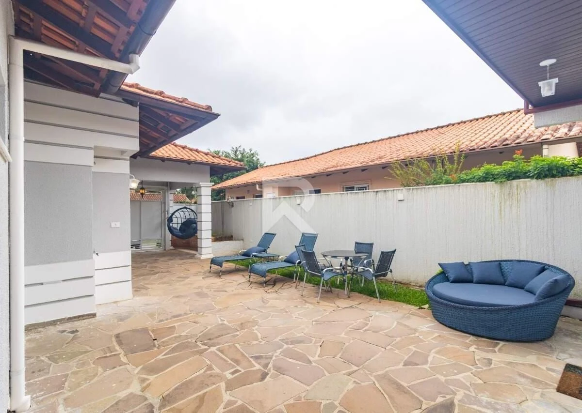 4-bedroom house with a bathtub in Curitiba — photo 23